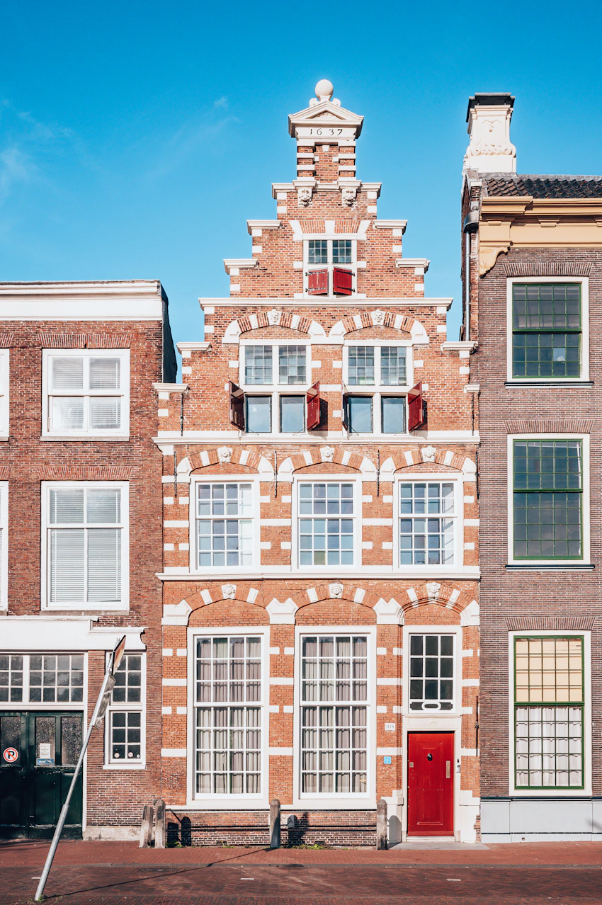 Karakteristieke Nederlandse gevel met verdeelde ramen, ter inspiratie