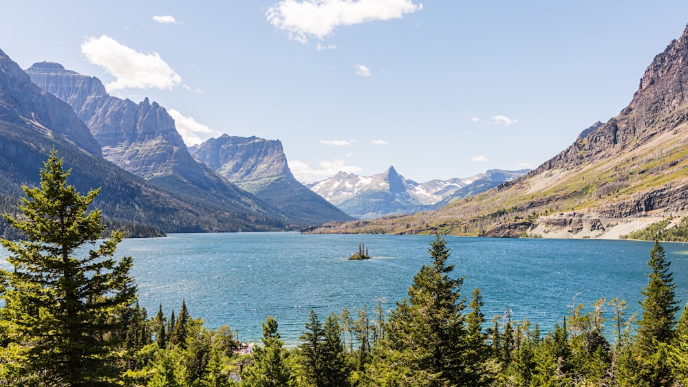 Un grande specchio d'acqua circondato da montagne