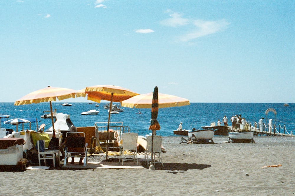 Menschen, die tagsüber auf Strandkörben unter blauem Himmel sitzen