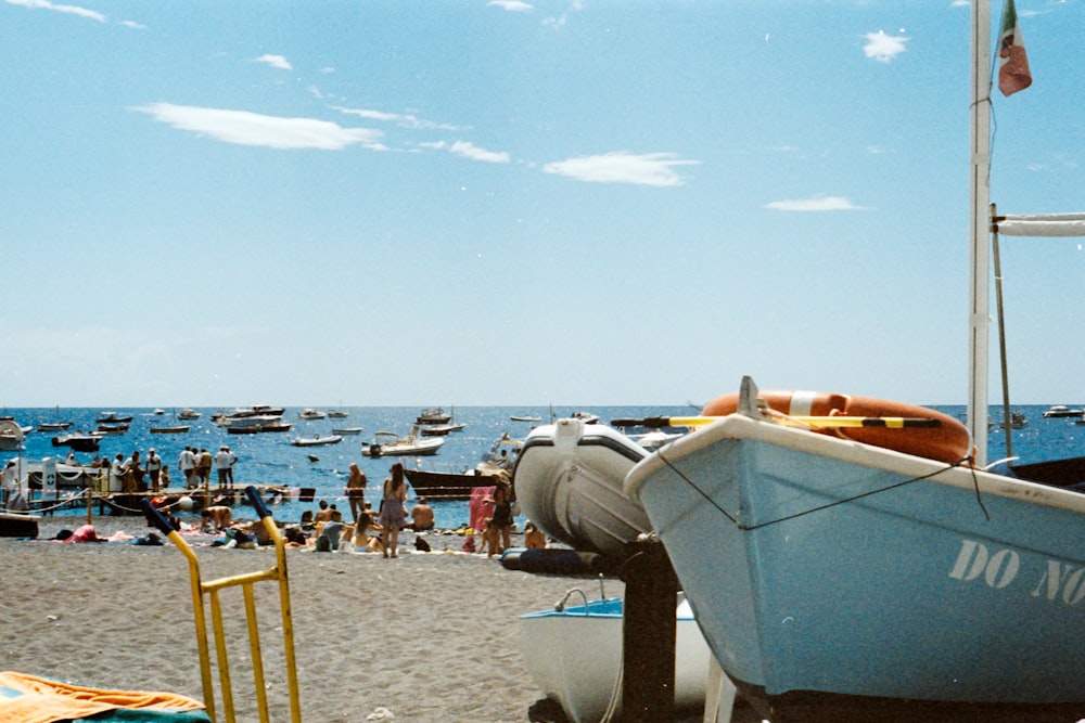 Gente en la playa durante el día