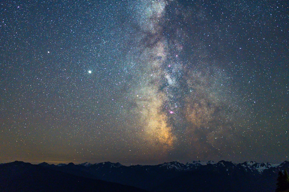 Silueta de montaña bajo la noche estrellada