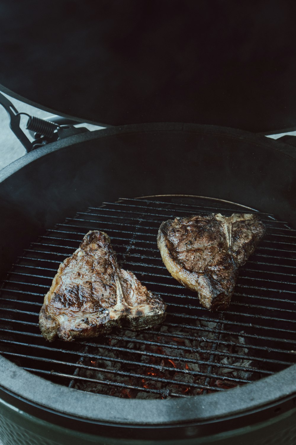 Carne alla griglia su griglia a carbone nero