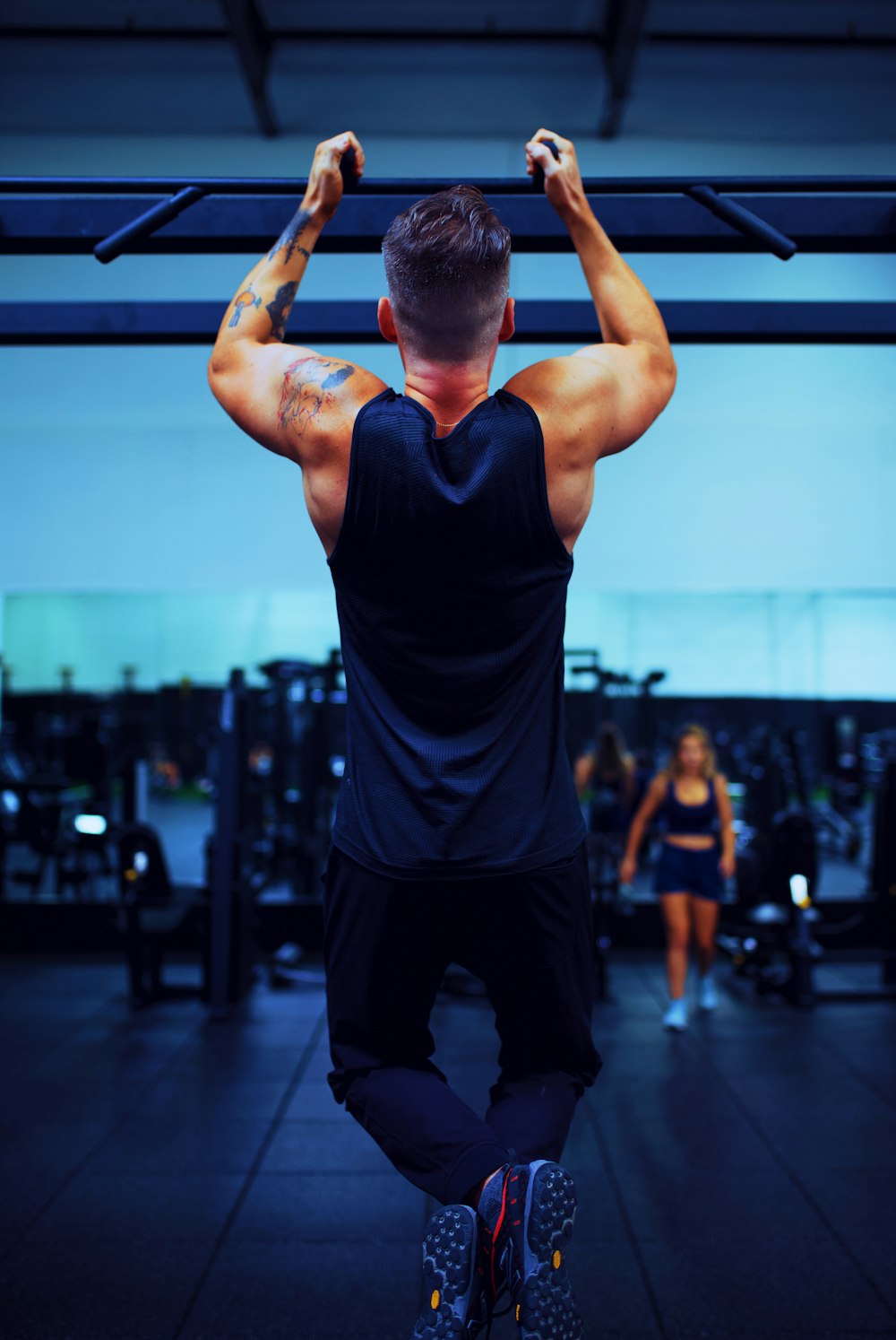 man in black t-shirt and black pants doing exercise