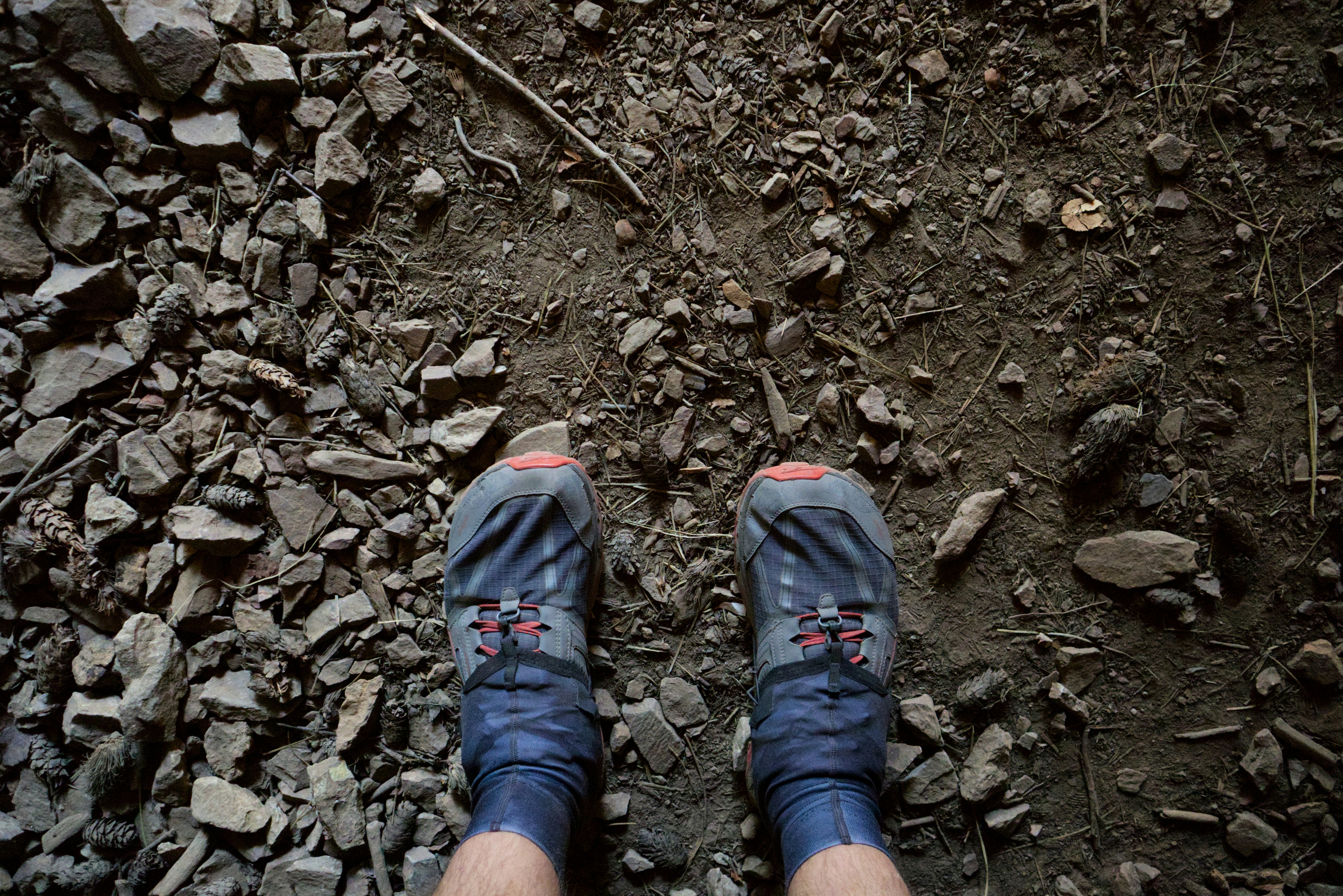 Hiking shoes for flat feet on rocky terrain