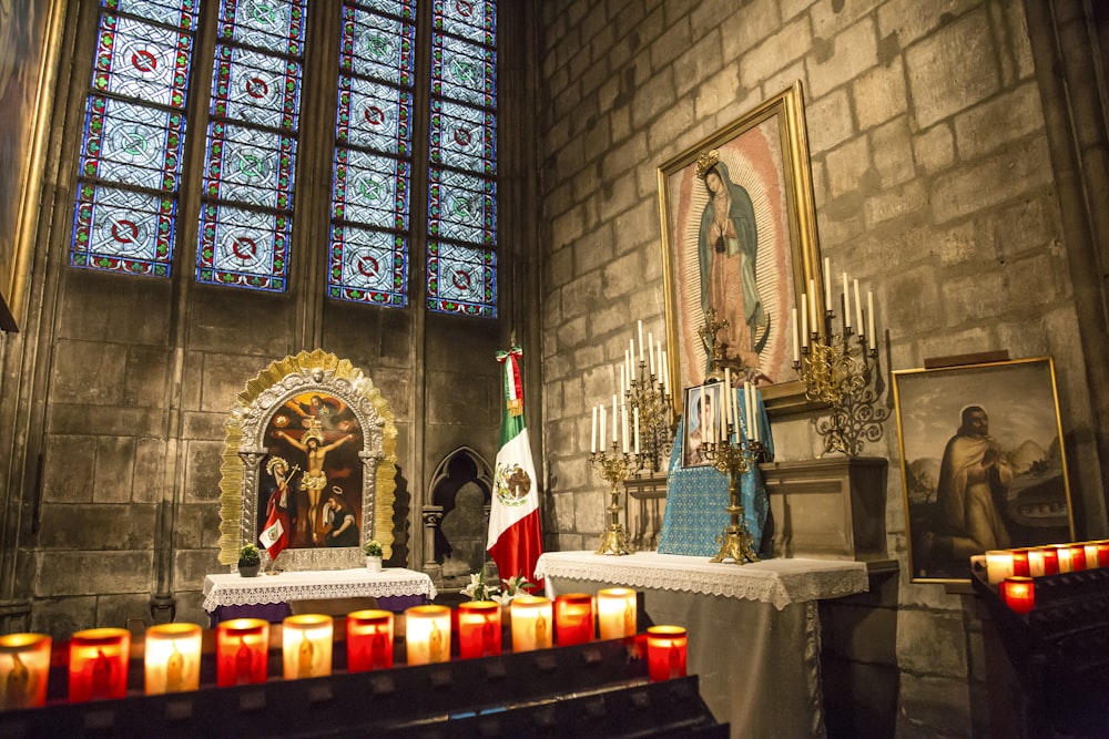 Cruz blanca y roja en la iglesia