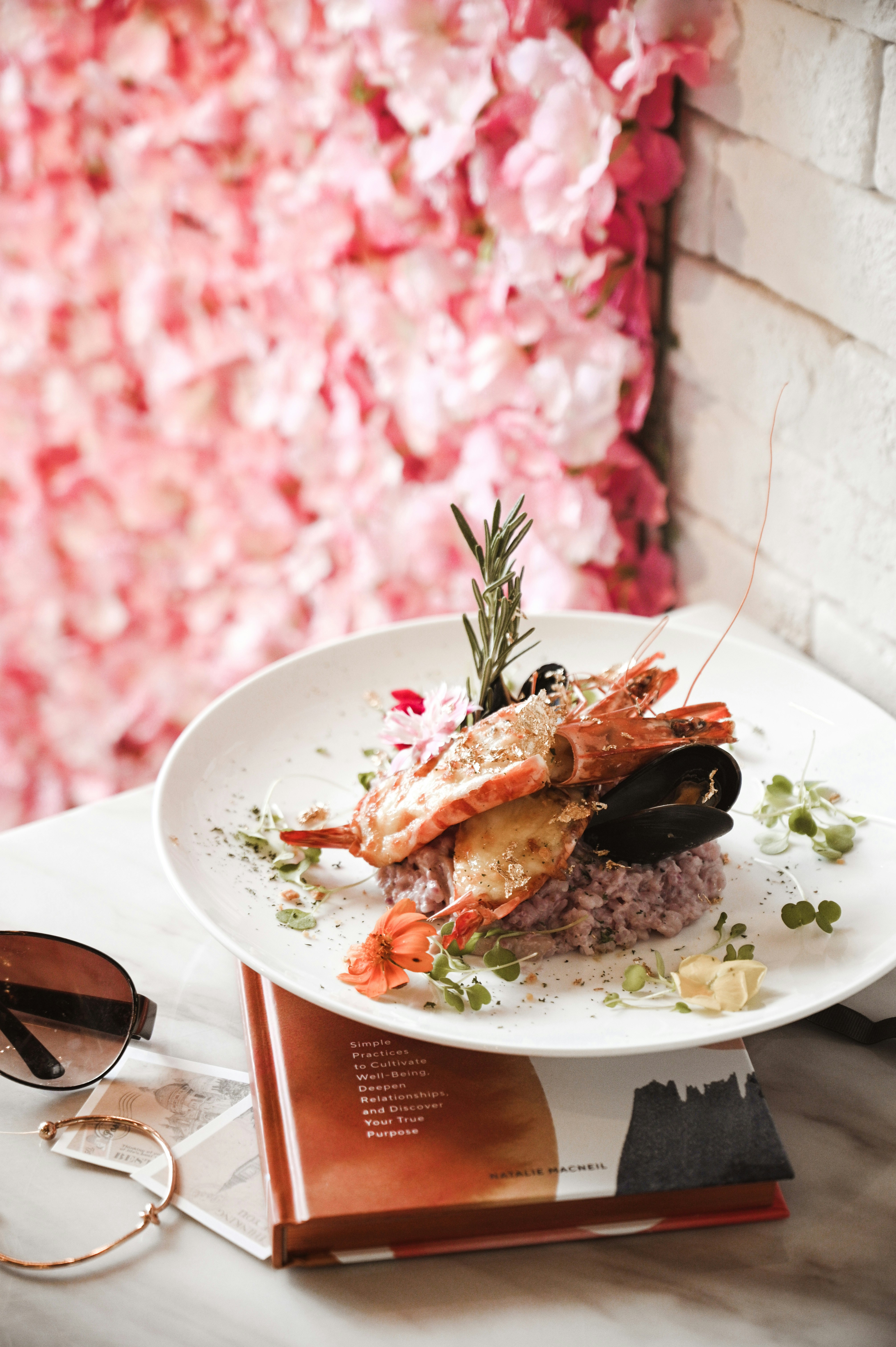 gekochtes Fleisch auf weißer Keramikplatte