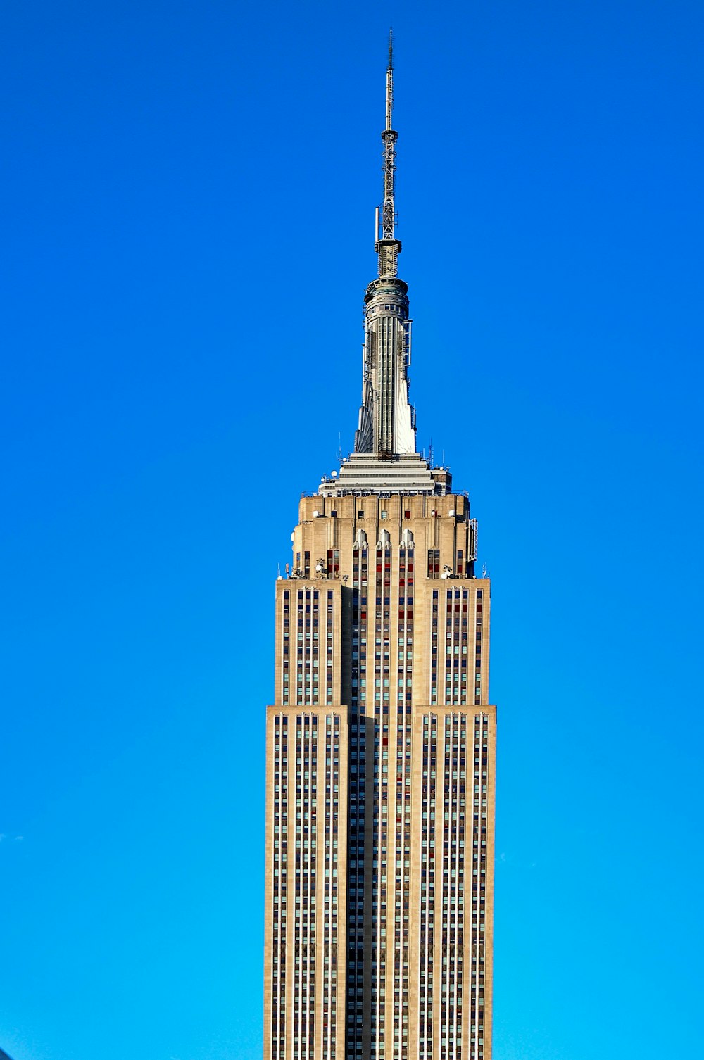 edifício de concreto marrom sob o céu azul durante o dia