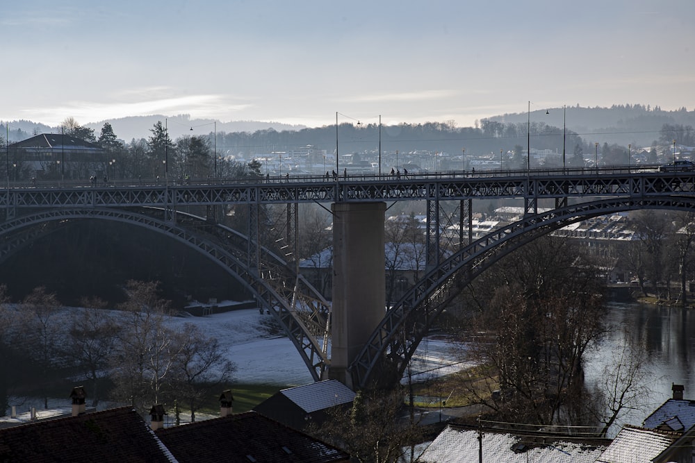 Graue Betonbrücke unter blauem Himmel tagsüber