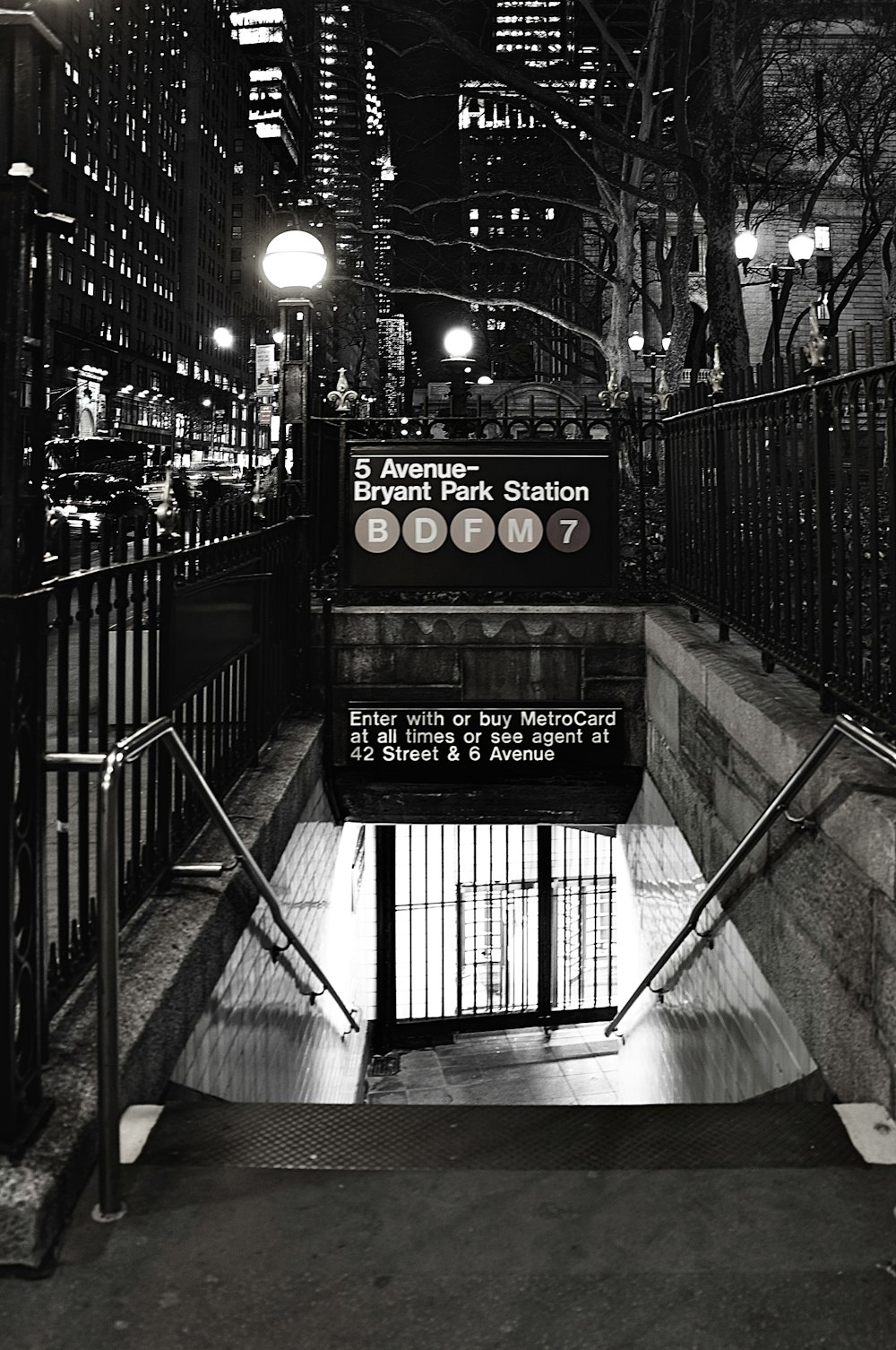 Bâtiment éclairé blanc et noir