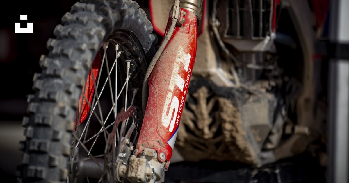 Red bicycle wheel with tire photo – Free Bike Image on Unsplash
