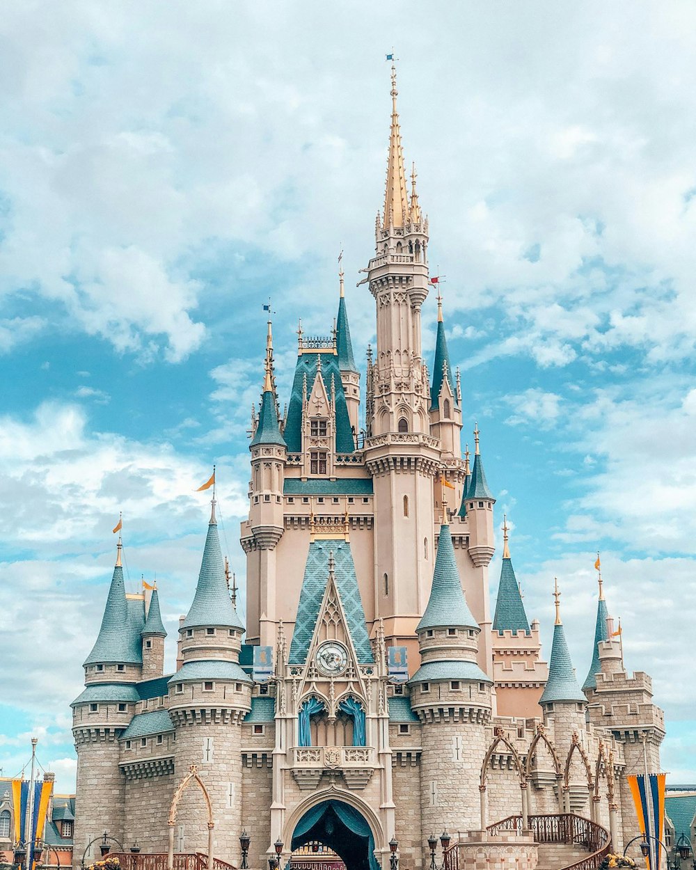 weißes und blaues Schloss unter blauem Himmel und weißen Wolken tagsüber