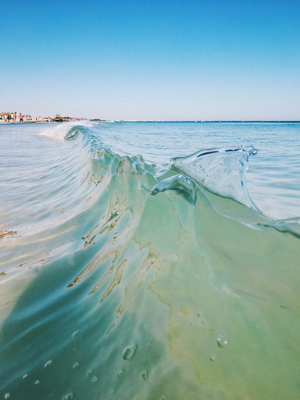 Onde dell'oceano che si infrangono sulla riva durante il giorno