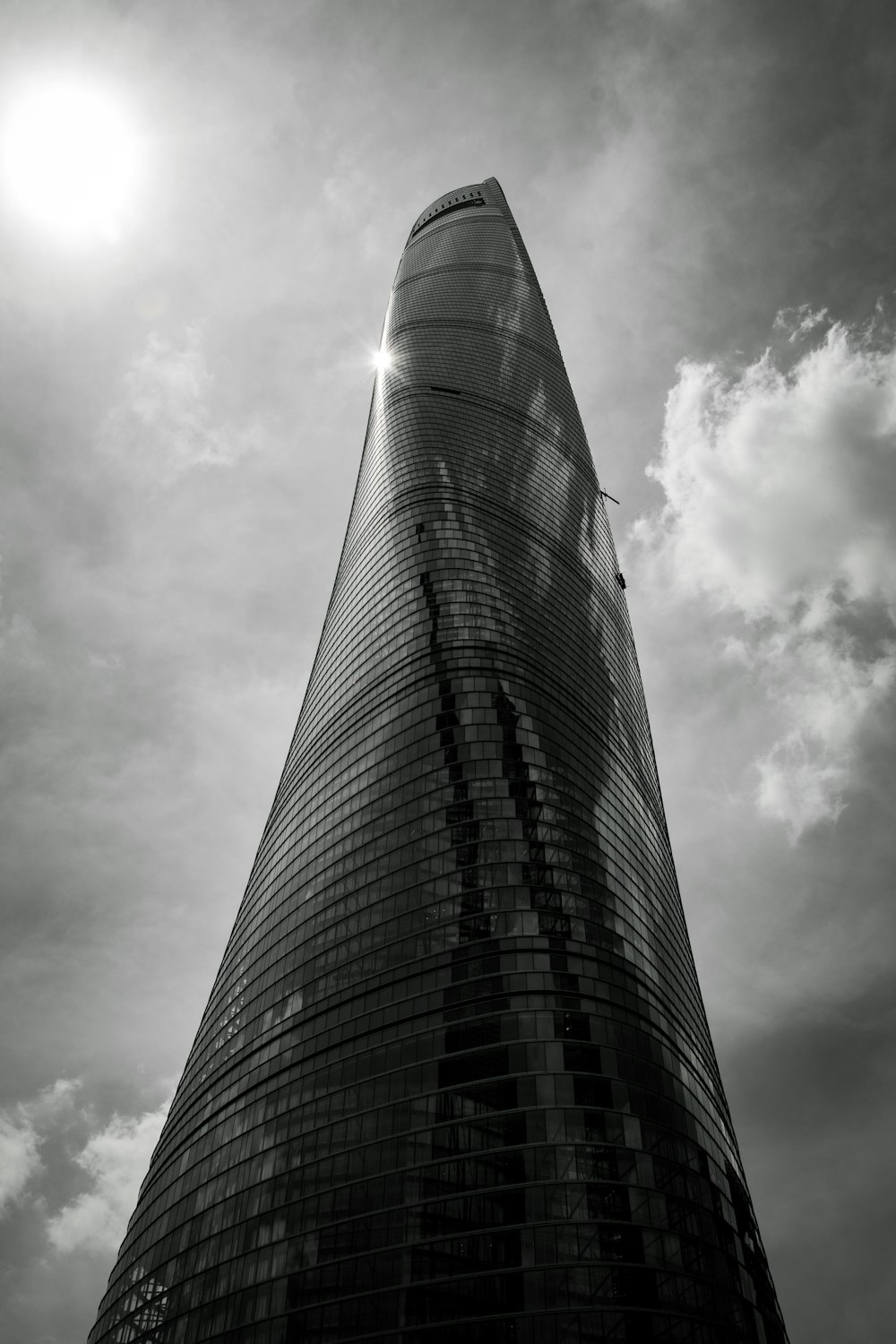 Foto en escala de grises de un edificio de gran altura