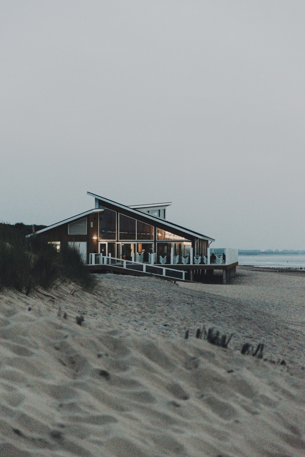 Casa de madera marrón en la playa durante el día
