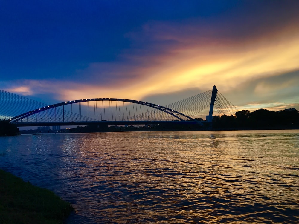 日没時の水域に架かる橋