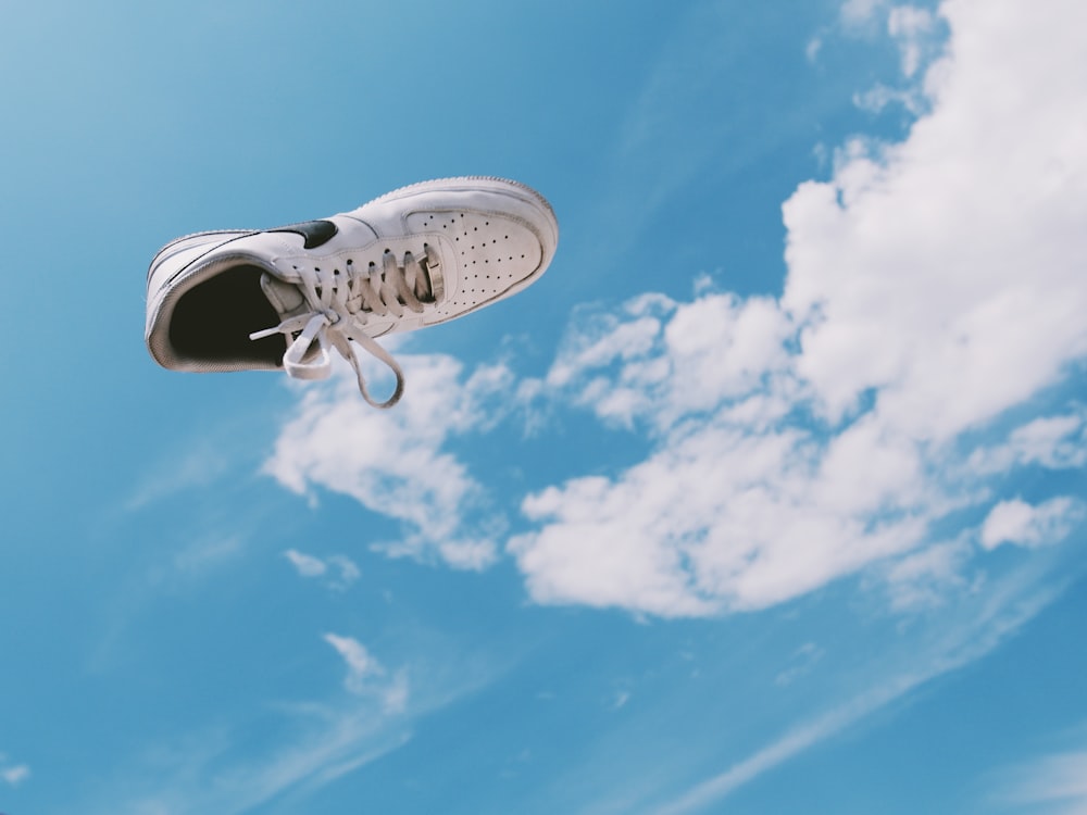 Foto Zapatillas nike blancas y negras bajo un cielo azul y nubes blancas –  Imagen Cielo gratis en Unsplash