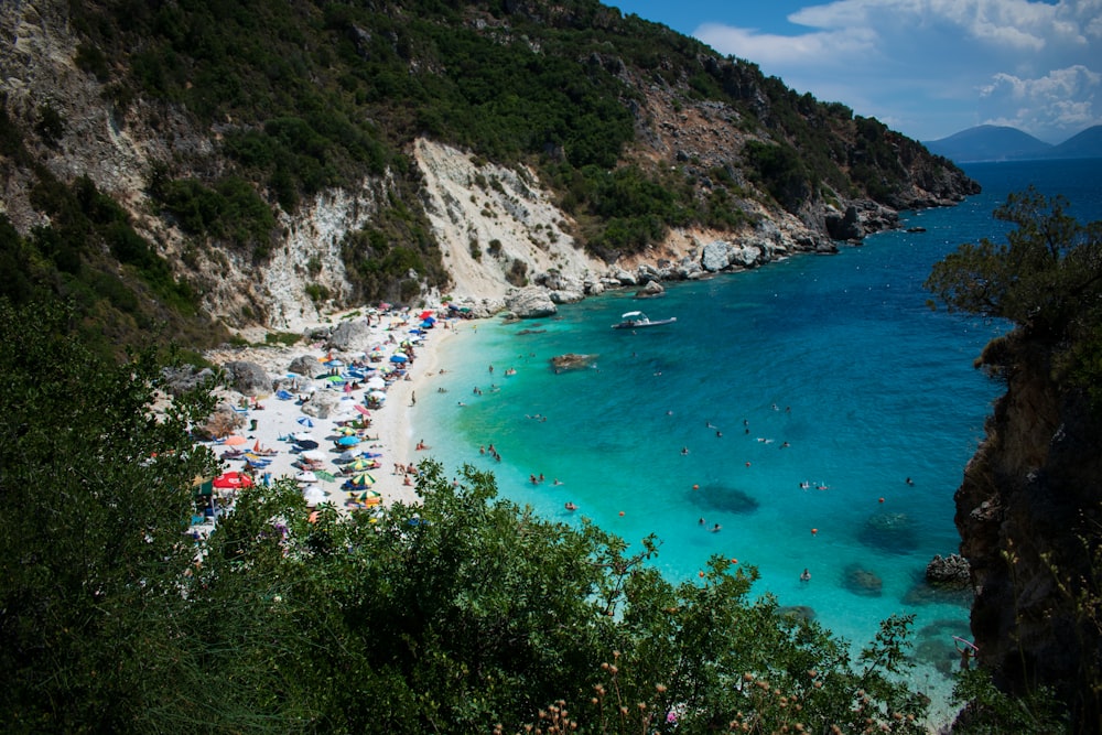 Gente en la playa durante el día