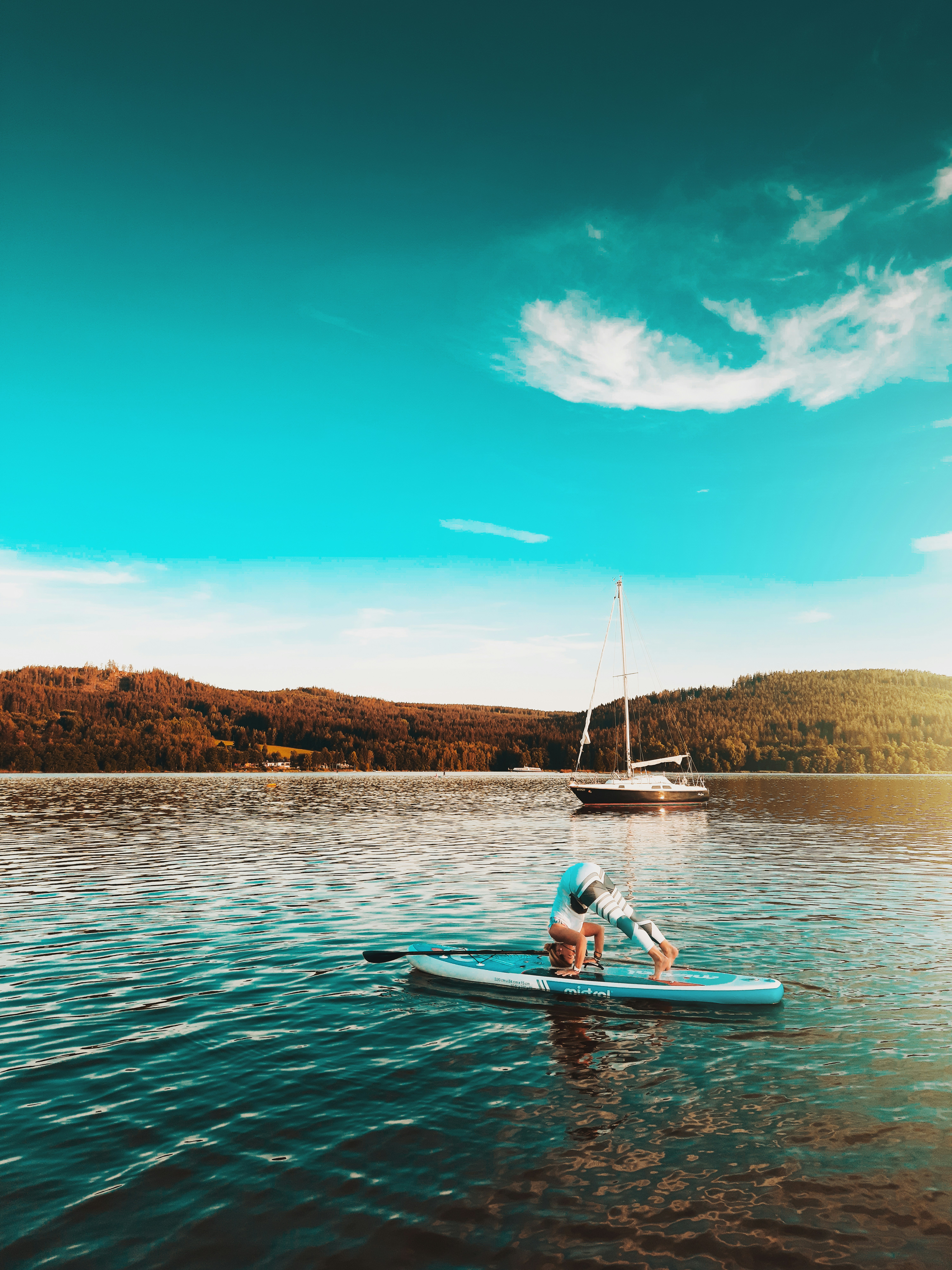 femme en bikini bleu et blanc équitation sur le kayak bleu sur la mer pendant la journée