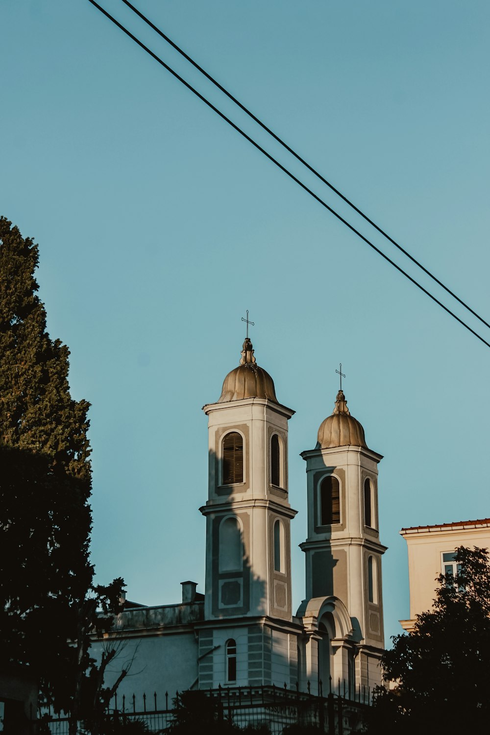 Église en béton blanc et brun