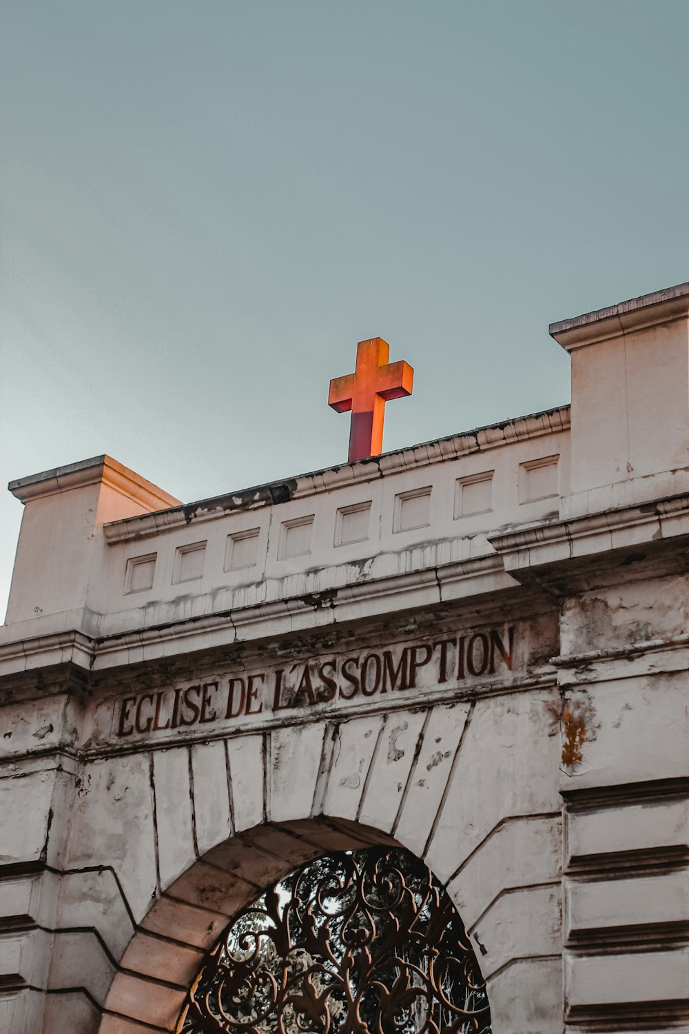 une croix rouge au sommet d’un bâtiment