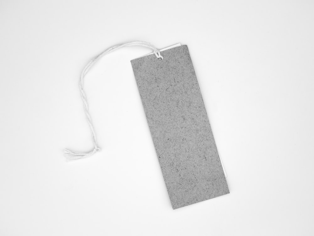 Funda gris para iPhone sobre superficie blanca