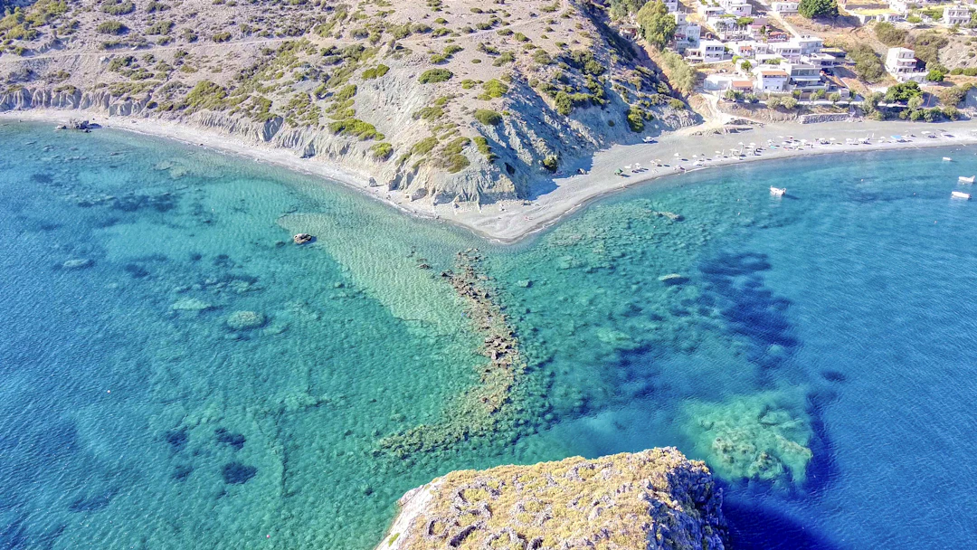Turquoise water and a sandy beach (illustration)