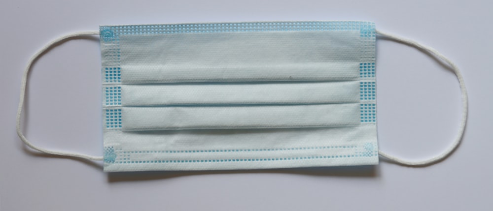 tecido branco e azul na superfície branca