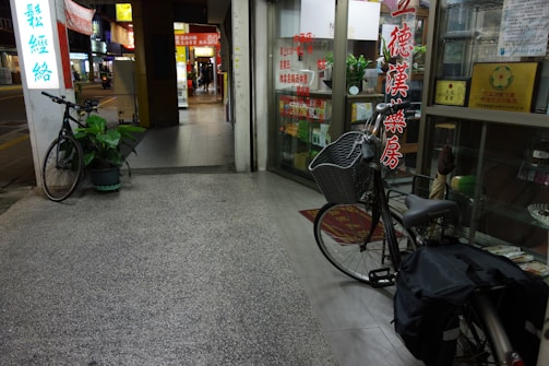 Side view of a lightweight city bike parked by a bustling Guangzhou street.