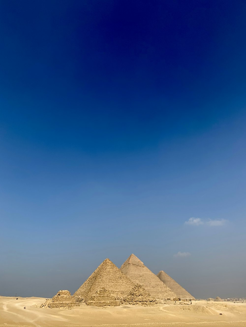 Piramide marrone sotto il cielo blu durante il giorno