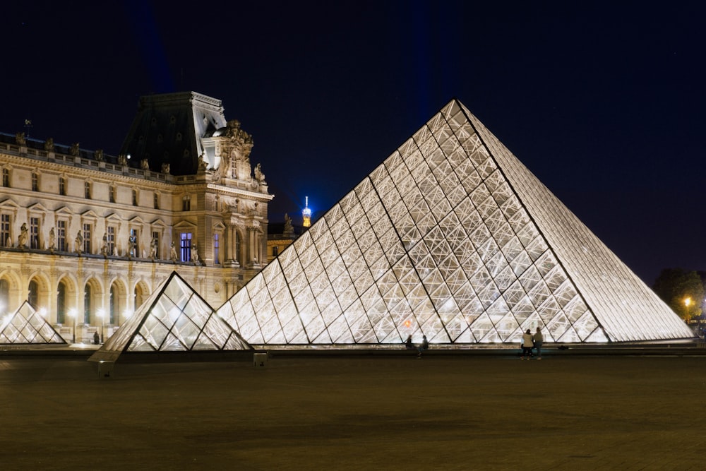 Bâtiment pyramidal blanc et noir