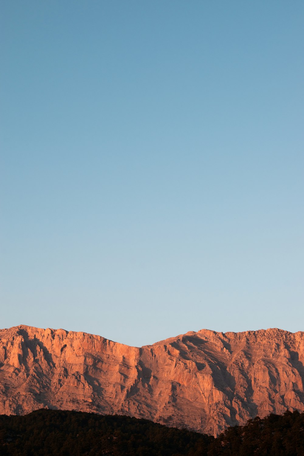 Montaña rocosa marrón bajo el cielo azul durante el día