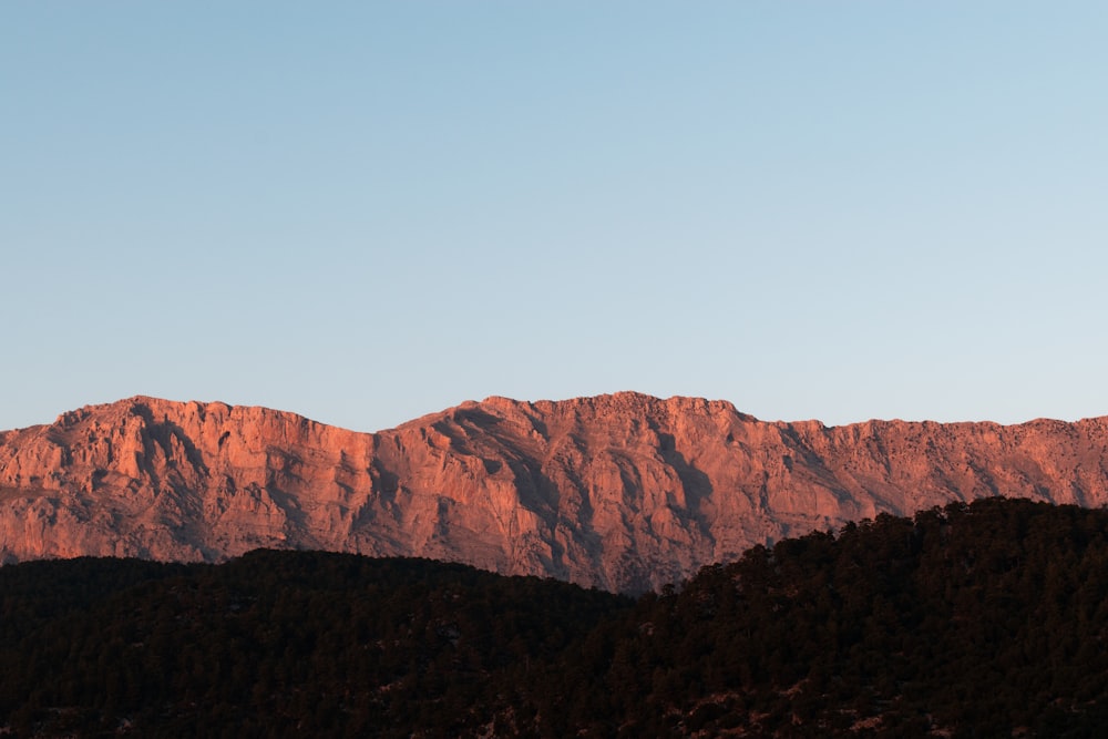 Montaña rocosa marrón bajo el cielo azul durante el día