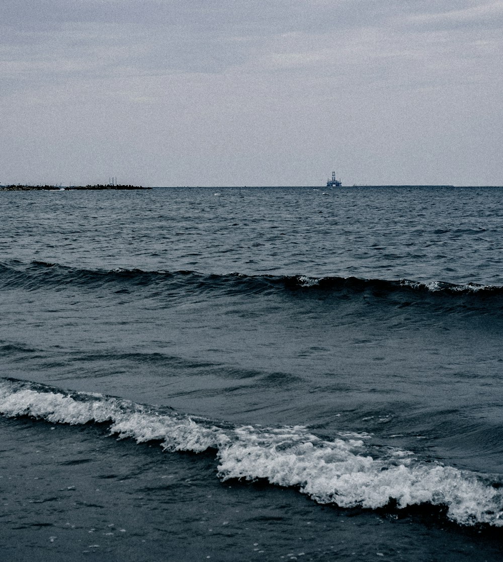 ocean waves crashing on shore during daytime