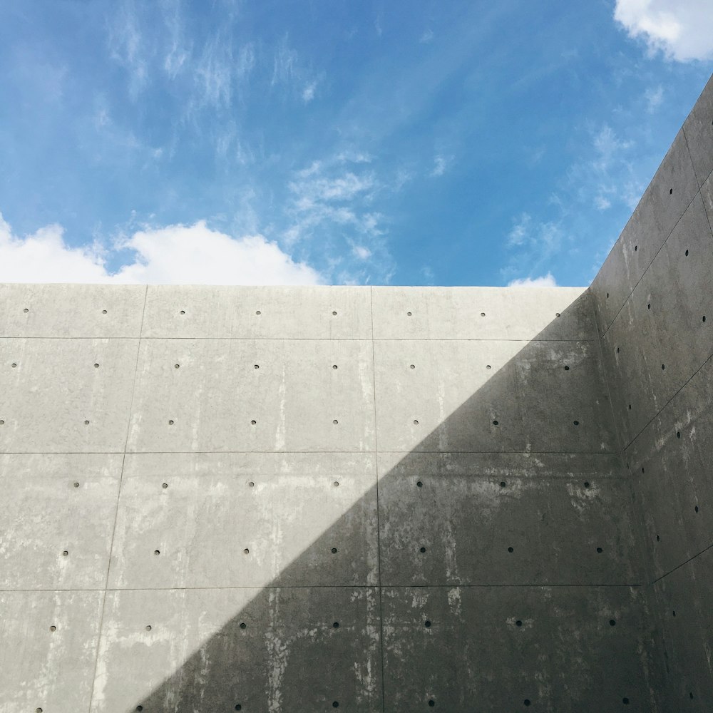 Muro de hormigón blanco bajo el cielo azul durante el día