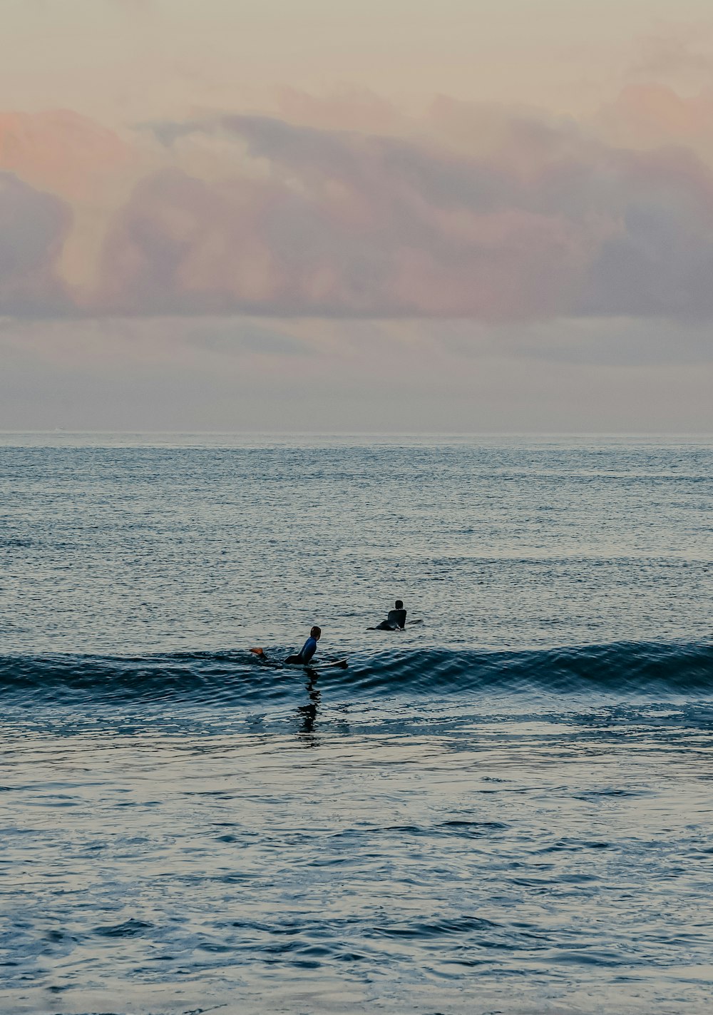 Persona che fa surf sul mare durante il giorno