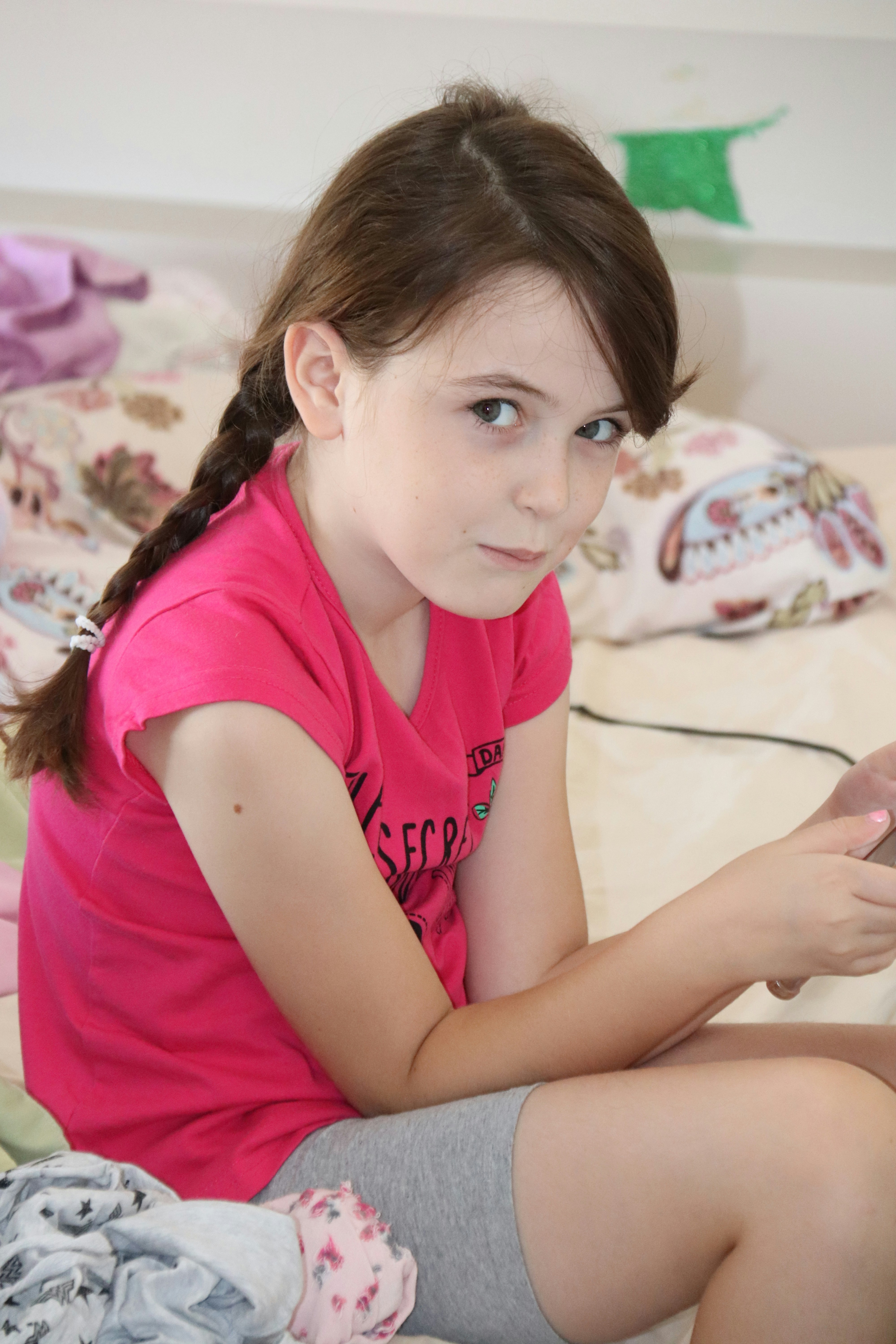 El Gobierno regulará la sobreexposición infantil en redes: un paso crucial hacia la protección digital