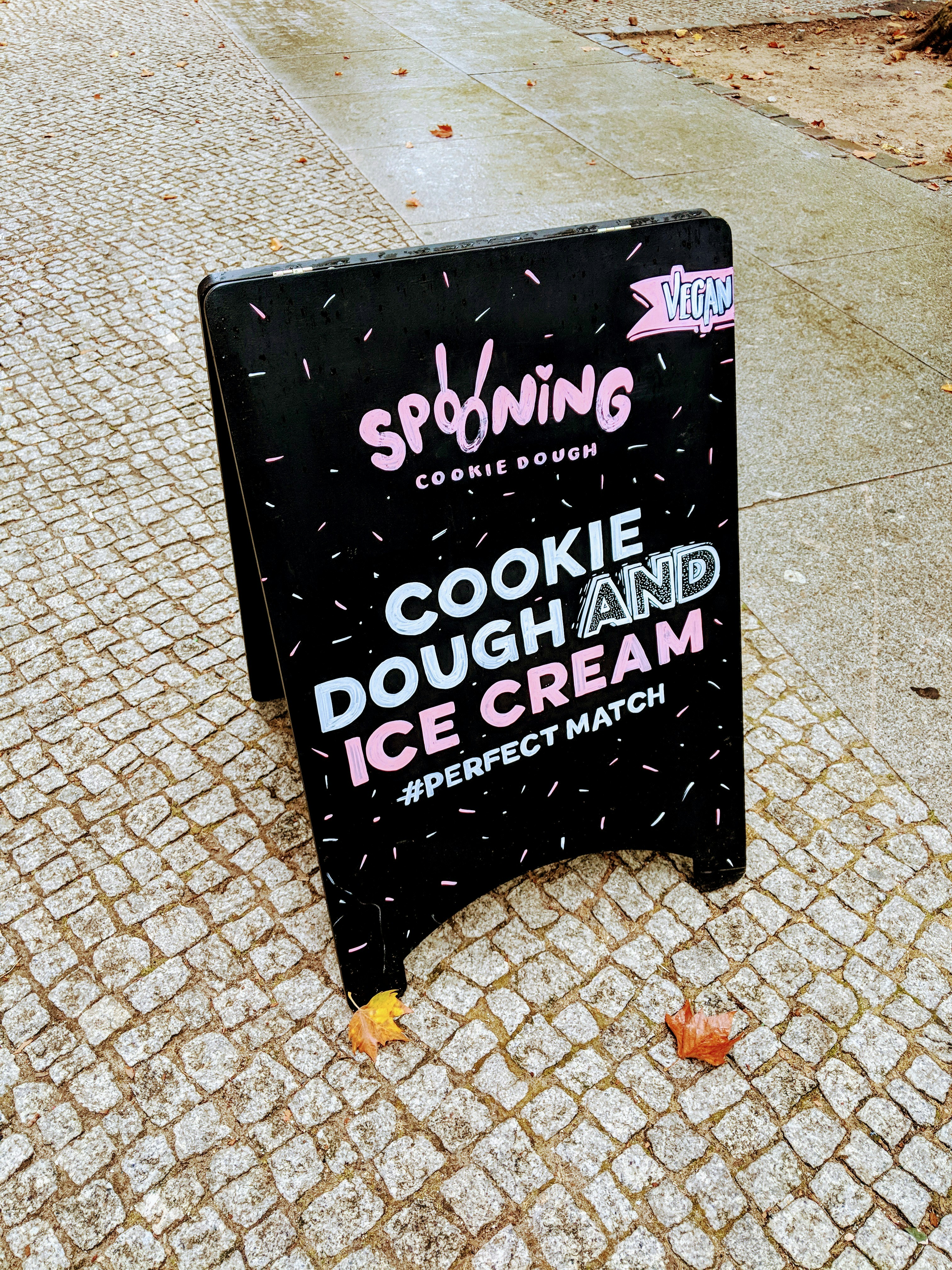 segnaletica di buon compleanno nera e rosa