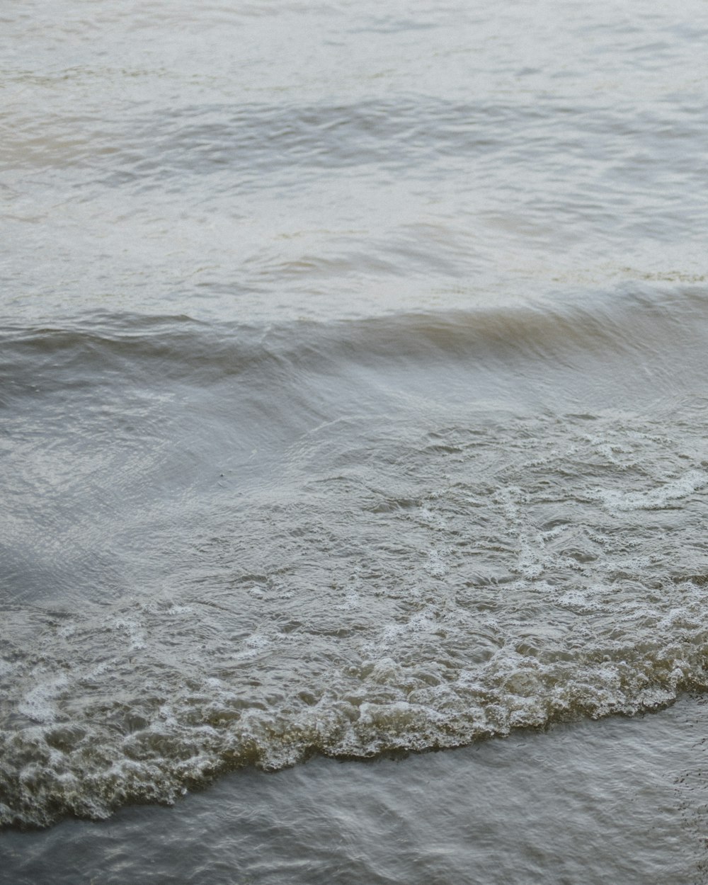 ocean waves crashing on shore during daytime