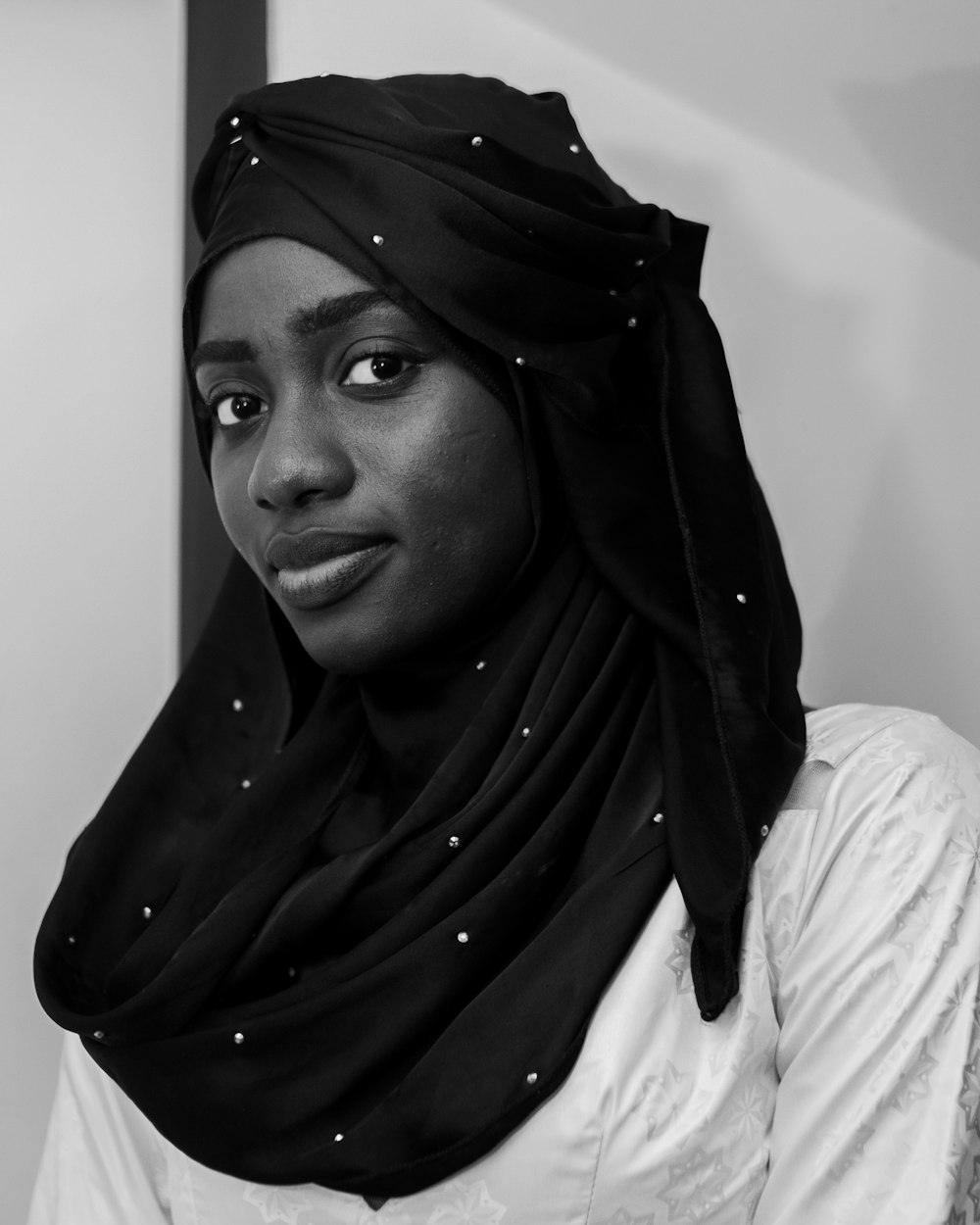 Woman in hijab in grayscale photo – Free Black Image on Unsplash