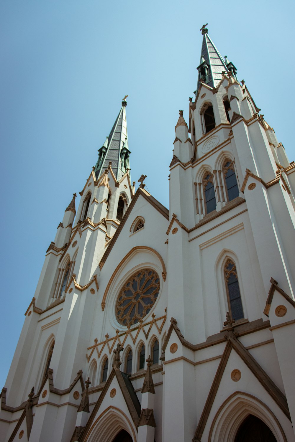 église en béton blanc sous le ciel bleu pendant la journée