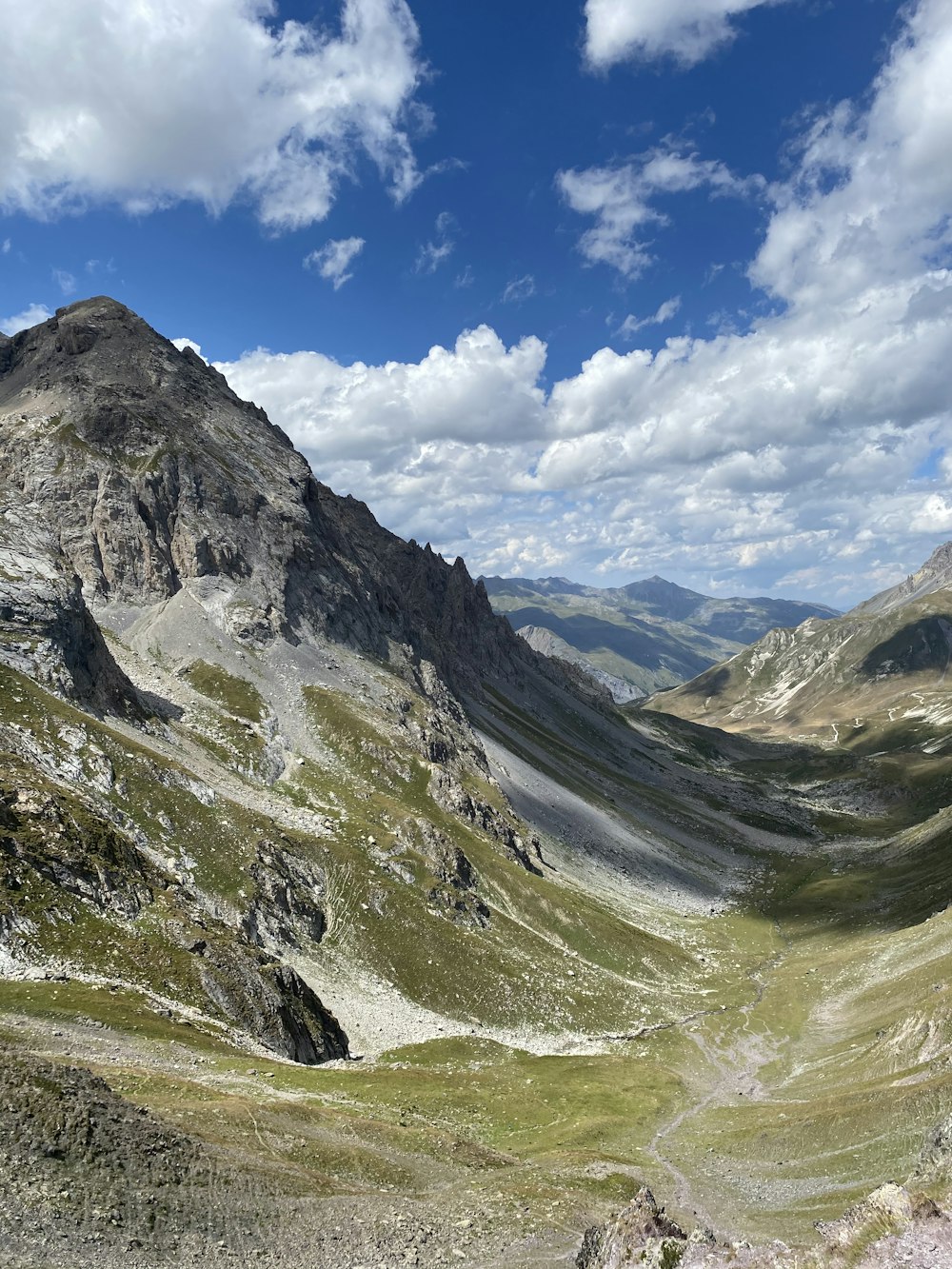 Grüne und graue Berge unter blauem Himmel tagsüber