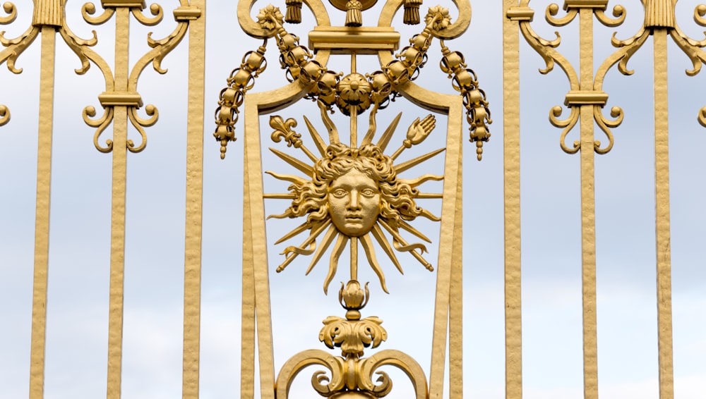 anjo dourado em relevo decoração de parede