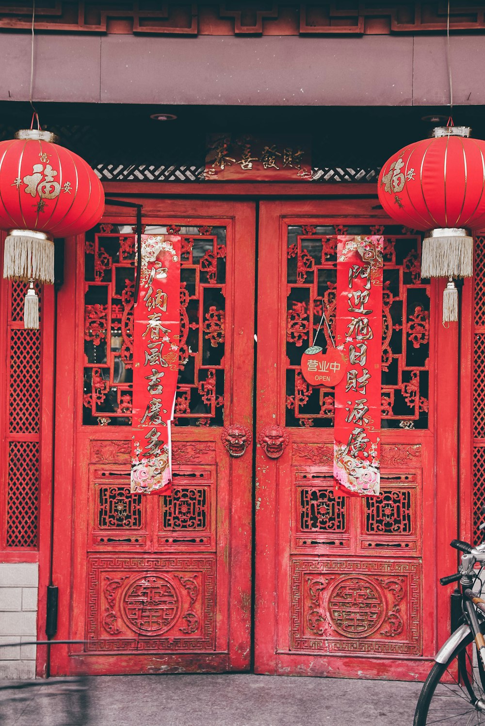 lanternas chinesas vermelhas na porta de madeira vermelha