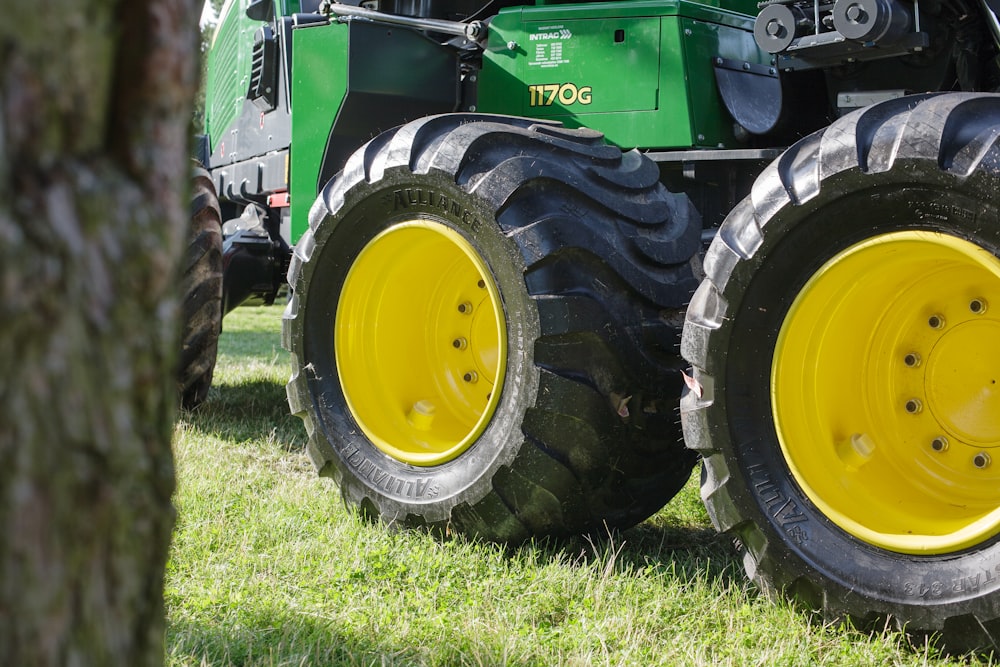 tracteur vert sur un champ d’herbe verte pendant la journée