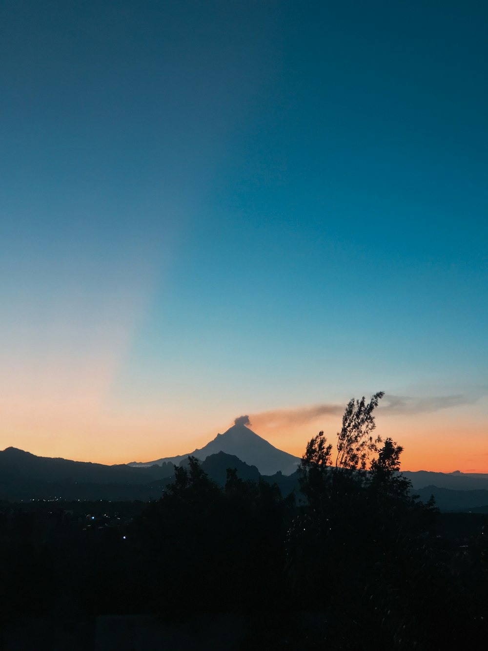 Silhouette von Bäumen und Bergen bei Sonnenuntergang