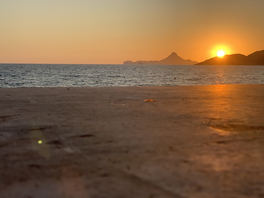 silhueta da montanha durante o pôr do sol