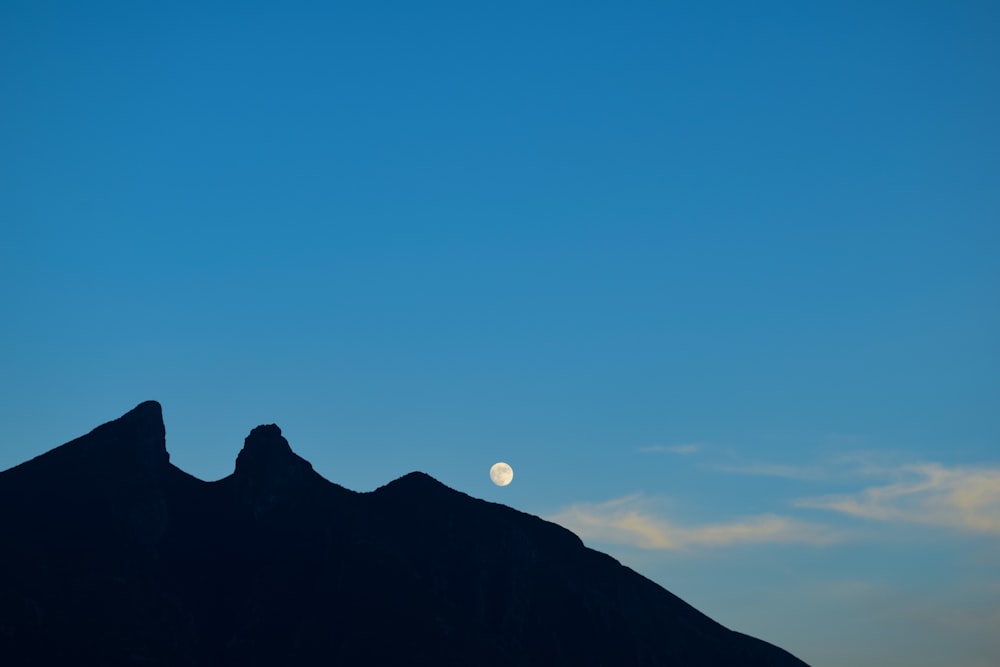 夜の青空に浮かぶ山のシルエット