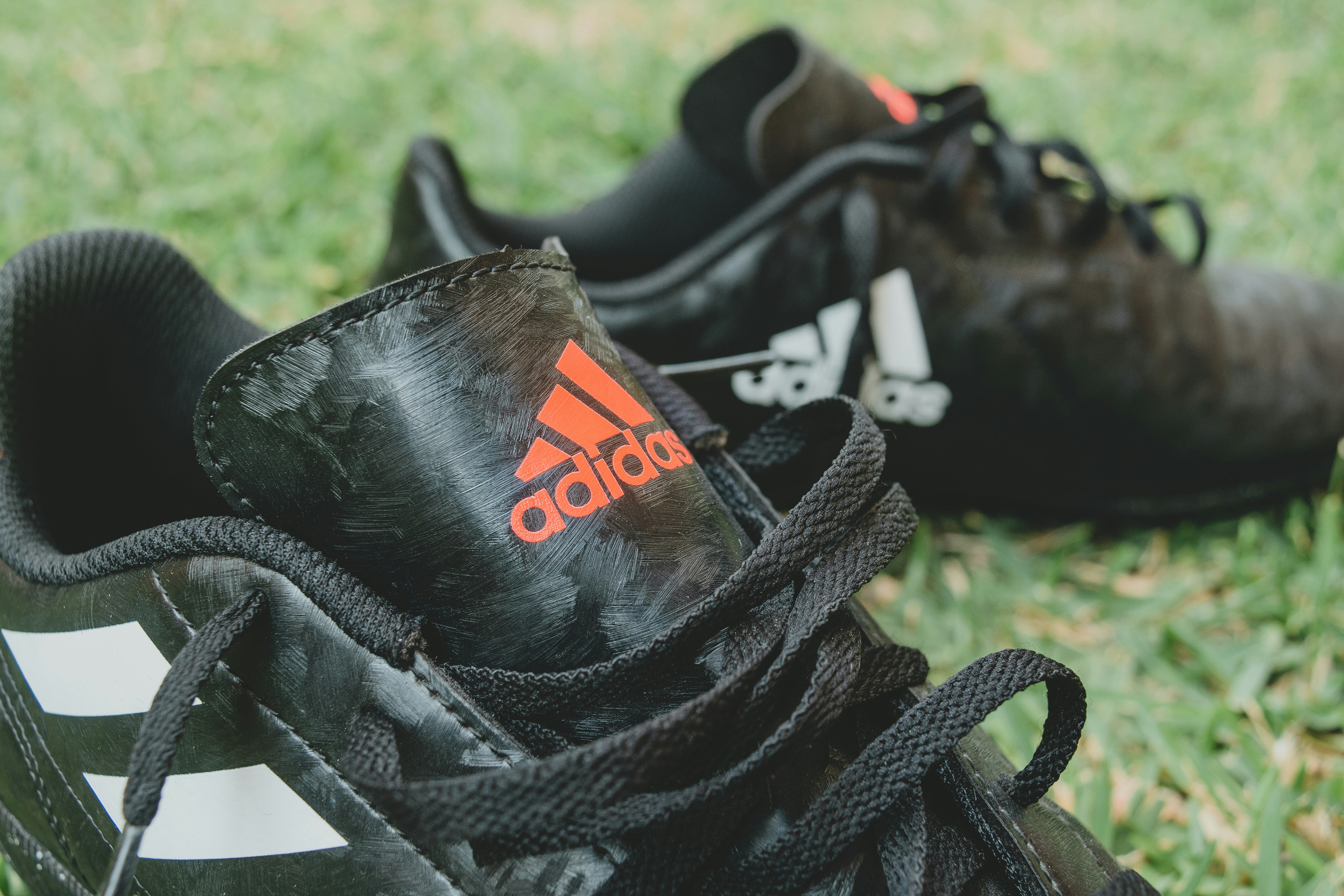 Chaussures de football Adidas orange en bon état