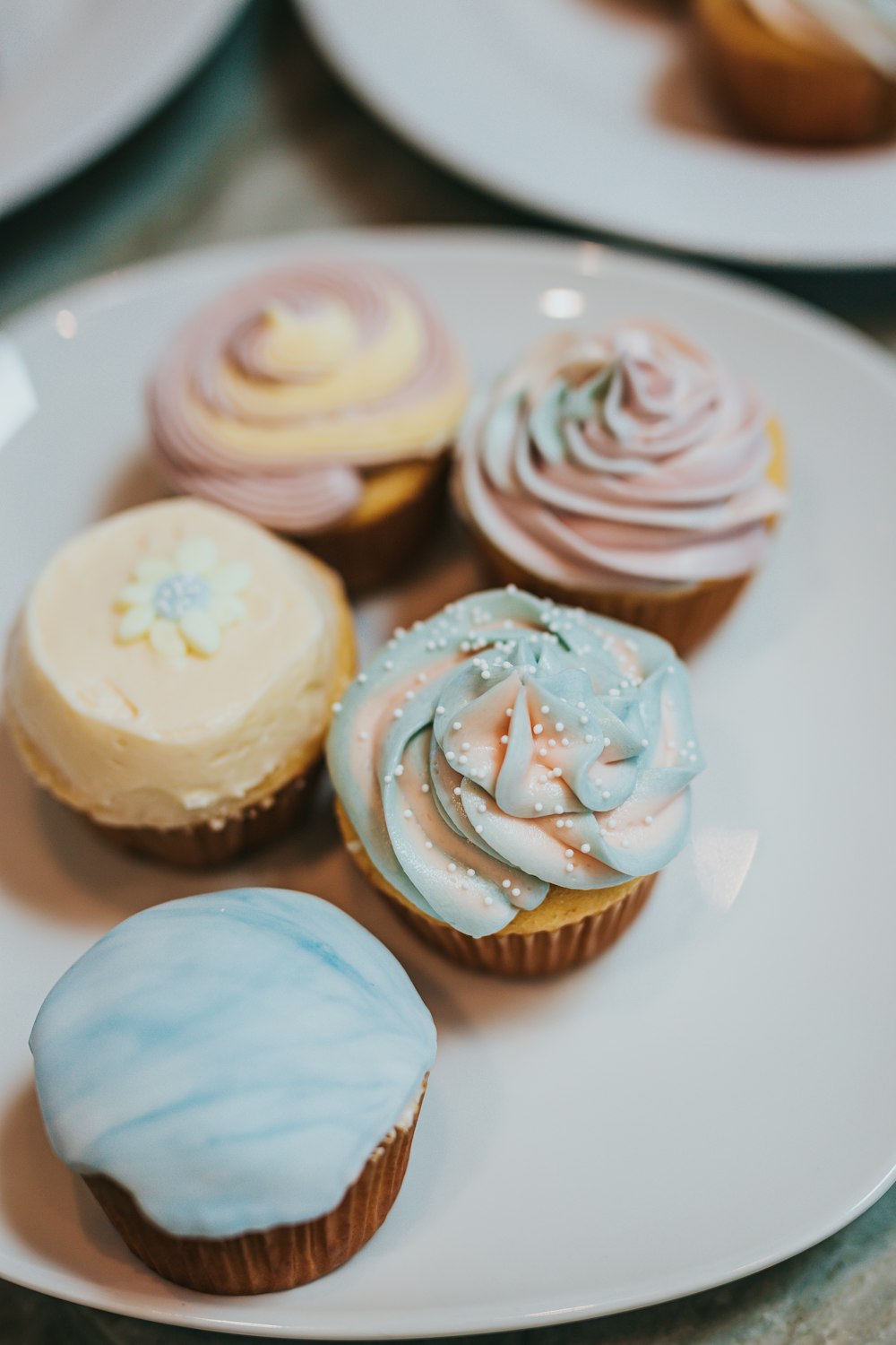 Cupcake brun sur assiette en céramique blanche