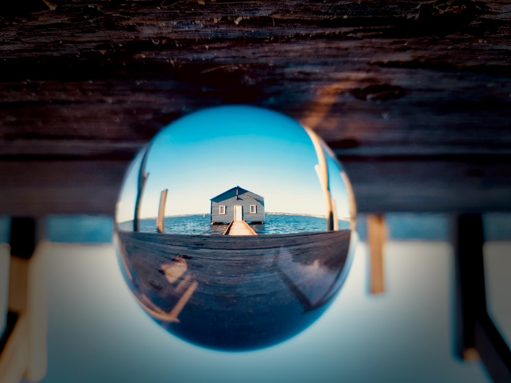 Maison bleue et blanche au milieu de la mer